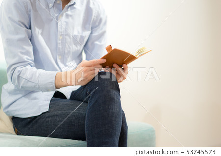 檢查在咖啡館的人一個筆記本 檢查在咖啡館的人一個筆記本 53745573