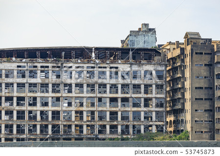 從長崎_海看到的Gunkanjima _ Hashima小學和初中的廢墟 53745873
