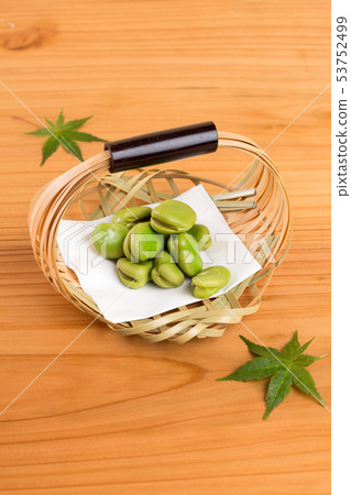 Salted beans in a salted rice bowl in a bamboo bowl Salted beans in a salted rice bowl in a bamboo bowl 53752499
