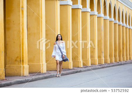 Beautiful woman walking around Cartagena de Indias 53752592
