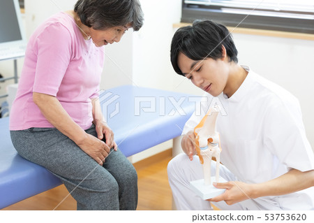 醫療康復高級女人和醫生 醫療康復高級女人和醫生 53753620