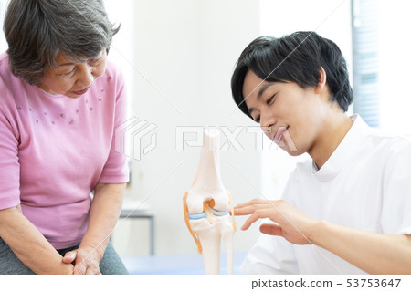 醫療康復高級女人和醫生 醫療康復高級女人和醫生 53753647