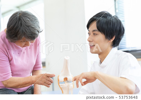 醫療康復高級女人和醫生 醫療康復高級女人和醫生 53753648