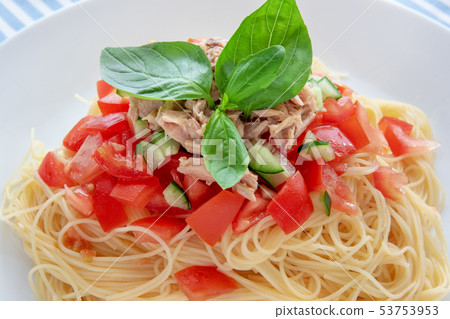 Tomato and tuna cold pasta 53753953