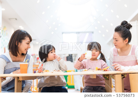 幼兒園老師，幼兒園，嬰兒，午餐，吃 53756073
