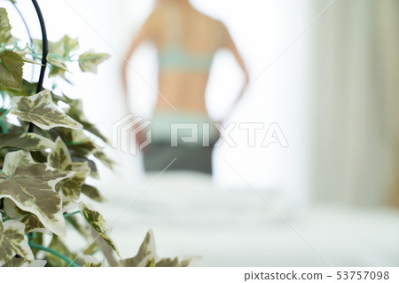 女性換衣服 53757098