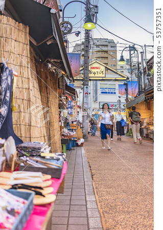 與Yanaka Ginza著名的日落相連的購物區。 53757351