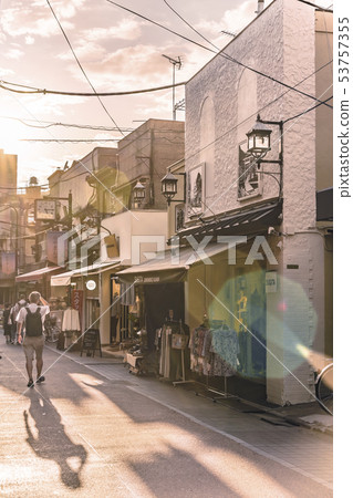 與Yanaka Ginza著名的日落相連的購物區。 53757355