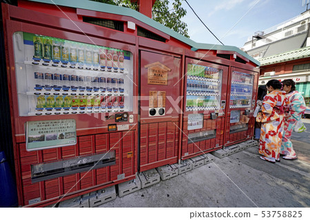 日本的東京都市風景在淺草寺和仲見世通的自動售貨機（在Denpoin-dori門前） 53758825