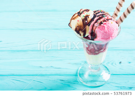 Ice creeam in sundae 53761973