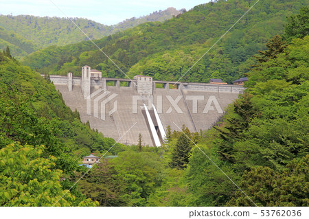 Shimankawa水壩和新鮮的綠色山 53762036