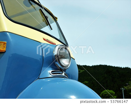 Up of the front mask of the retro three-wheeled truck "midget" 53766147