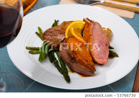 Grilled duck breast with asparagus and fried onions Grilled duck breast with asparagus and fried onions 53766730