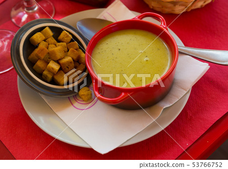 Vegetable cream soup with croutons Vegetable cream soup with croutons 53766752