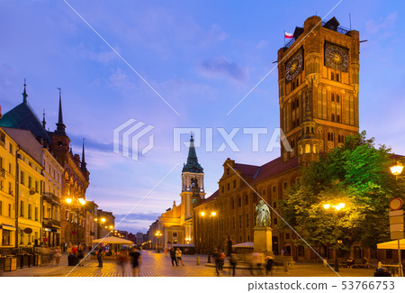 Torun Town Hall and statue of Copernicus in evening 53766753