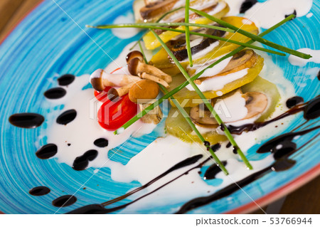 Baked potatoes with sliced mushrooms Baked potatoes with sliced mushrooms 53766944