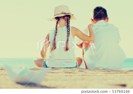 two kids sitting back 53769186