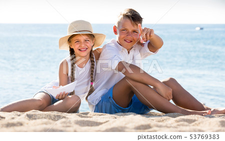 kids pointing with fingers aside 53769383