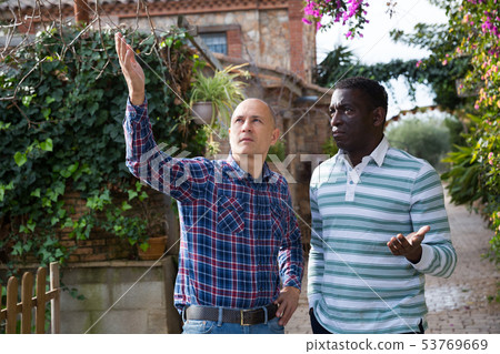 Farmers talking about current issues 53769669