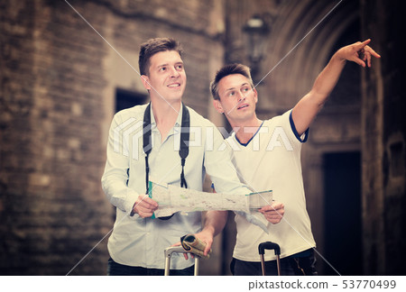 Male tourists with map and baggage 53770499