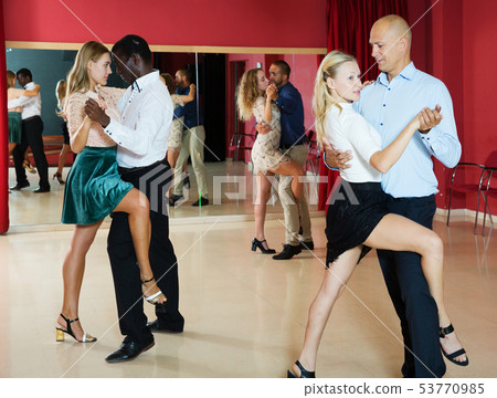 Couples enjoying tango 53770985
