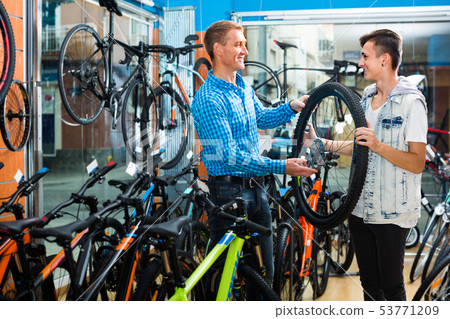 Father and son choosing wheel 53771209