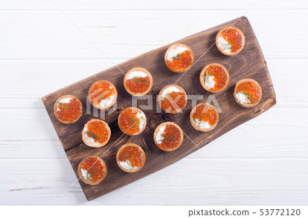 Tartalets with red caviar 53772120