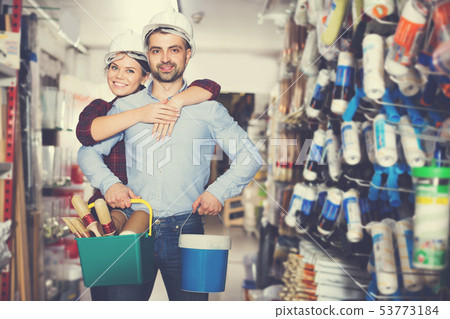 Couple buying paint and instruments 53773184