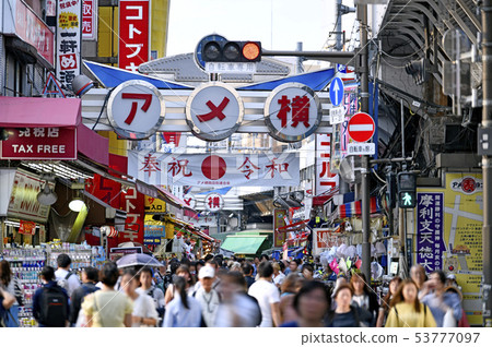 日本Ameyoko景觀的東京都市風景(從禦徒町站邊) 日本Ameyoko景觀的東京都市風景(從禦徒町站邊) 53777097