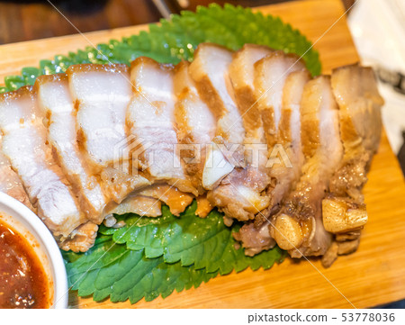 黑肉韓國料理菜鐵板飯碗熟Pan지鍋炸黑豬肉黑豬肉 黑肉韓國料理菜鐵板飯碗熟Pan지鍋炸黑豬肉黑豬肉 53778036