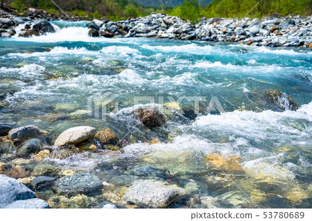 << Nagano Prefecture >> Clear water of natural water and Hakuba village in the Northern Alps 53780689