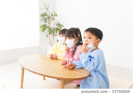 孩子們戴著面具 53780809