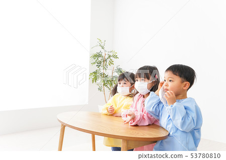 孩子們戴著面具 孩子們戴著面具 53780810