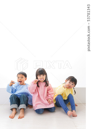 孩子們刷牙 53781343