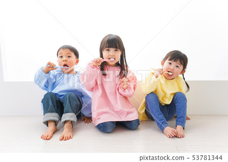 孩子們刷牙 53781344