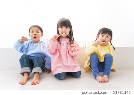 孩子們刷牙 53781345