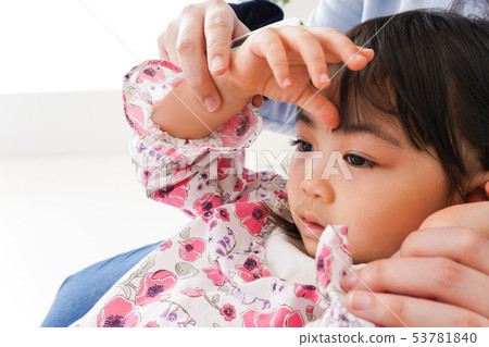 Children and mothers who measure heat Children and mothers who measure heat 53781840