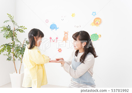 幼兒園老師和女孩 53781992