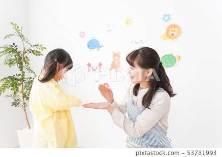 幼兒園老師和女孩 53781993