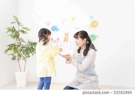 幼兒園老師和女孩 53781994