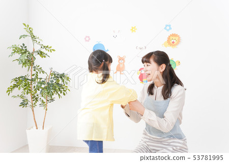 幼兒園老師和女孩 53781995