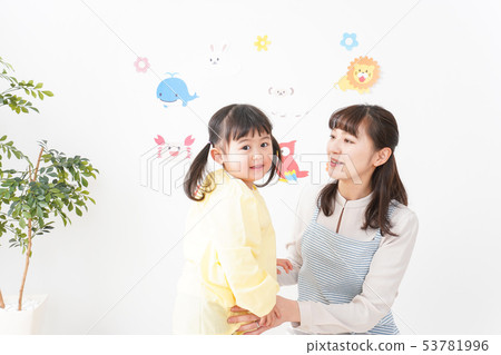 幼兒園老師和女孩 53781996