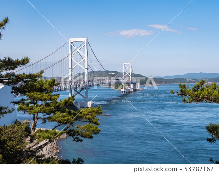 鳴門海峽上的鳴門大橋：一座壯觀的懸索橋倒映在漩渦的海面上。 53782162