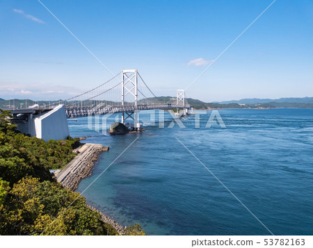 德島鳴門海峽的洶湧波濤和鳴門大橋:海峽及其湍急水流的壯麗景色令人嘆為觀止。 德島鳴門海峽的洶湧波濤和鳴門大橋:海峽及其湍急水流的壯麗景色令人嘆為觀止。 53782163