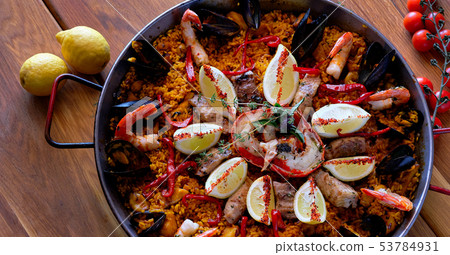 Delicious Spanish seafood paella 53784931