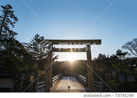 Scenery of Ise Shrine: Around the winter solstice, sunrise and Uji Bridge, torii gates and the rising sun Scenery of Ise Shrine: Around the winter solstice, sunrise and Uji Bridge, torii gates and the rising sun 53785290
