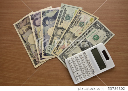 [Business image] stock _ investment _ asset management _ bill and calculator 53786802