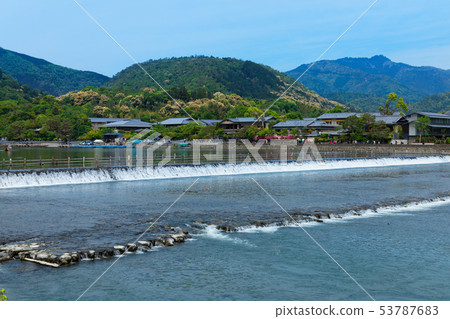 遊船從渡月橋俯瞰桂川 53787683