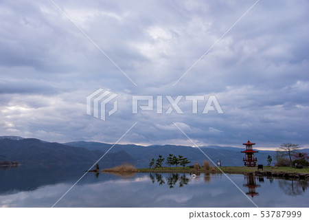 北海道洞爺湖早上的Uki-do和天鵝 北海道洞爺湖早上的Uki-do和天鵝 53787999
