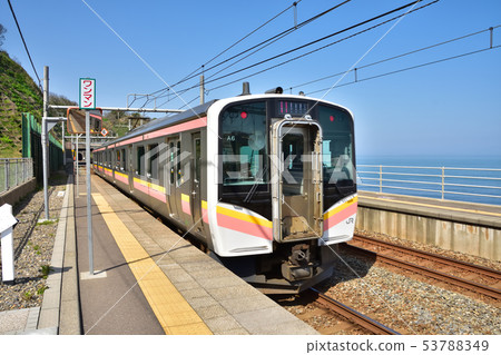 新潟JR青梅站和火車E129 新潟JR青梅站和火車E129 53788349